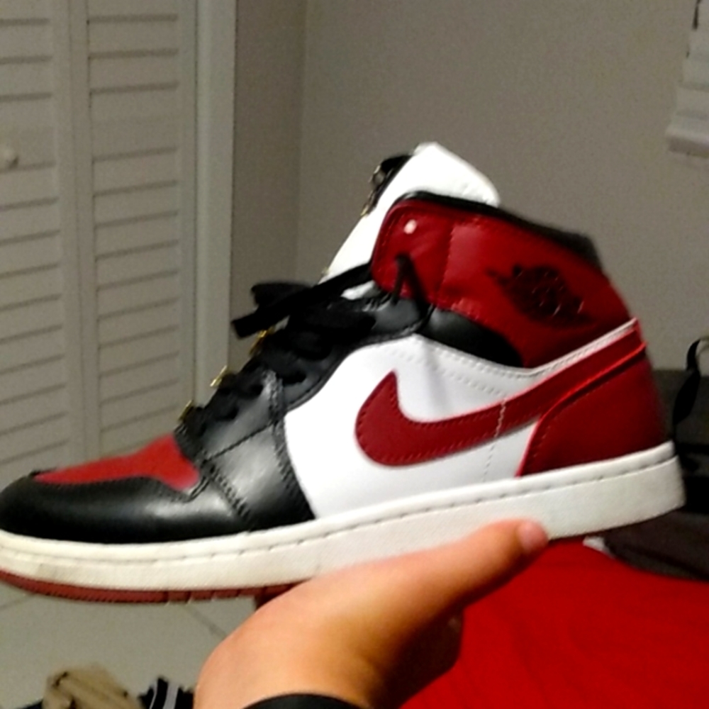 Jordan 1 mid SE gold pendants